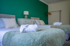 Raymond James Accommodation, sleeps up to 7, free parking, full amenities and garden